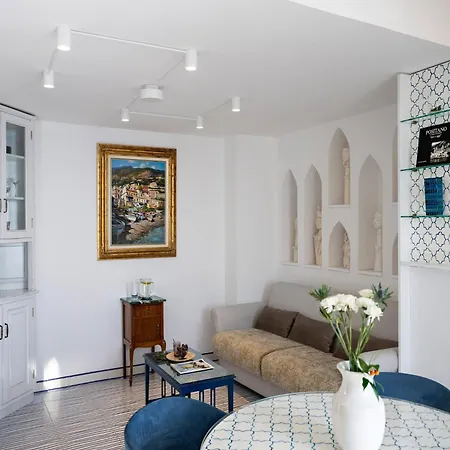 Дом отдыха Chic Hideaway In *