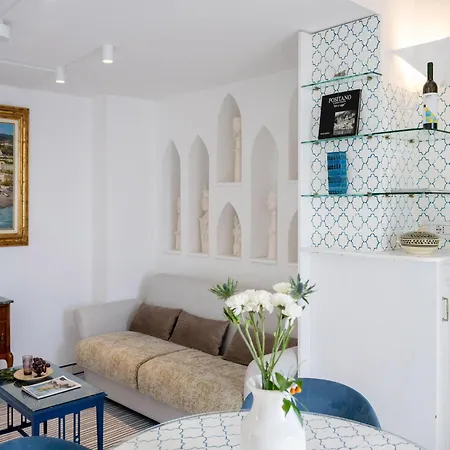 Дом отдыха Chic Hideaway In *