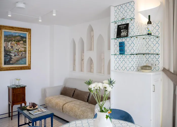 Дом отдыха Chic Hideaway In *